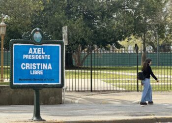 Un día antes de su acto, aparecieron carteles con la leyenda «Axel Presidente, Cristina Libre» en la Ciudad: sorpresa y desmentida del gobierno de Kicillof