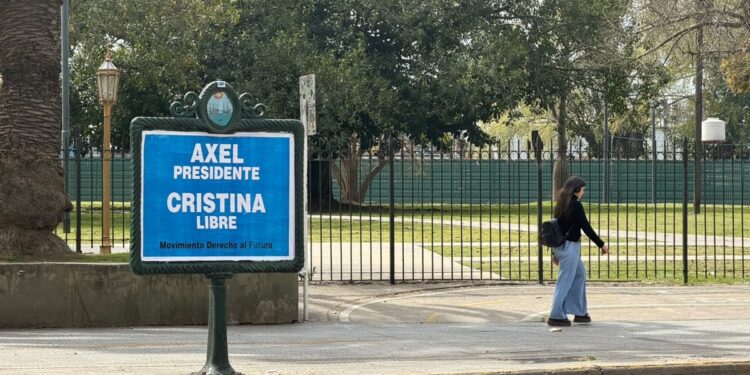 Un día antes de su acto, aparecieron carteles con la leyenda «Axel Presidente, Cristina Libre» en la Ciudad: sorpresa y desmentida del gobierno de Kicillof