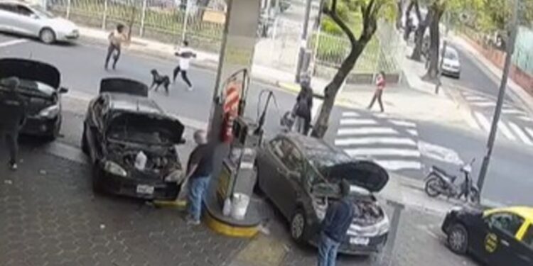 Brutal crimen en San Cristóbal: ató una faca a una muleta y la usó como una lanza en una pelea callejera