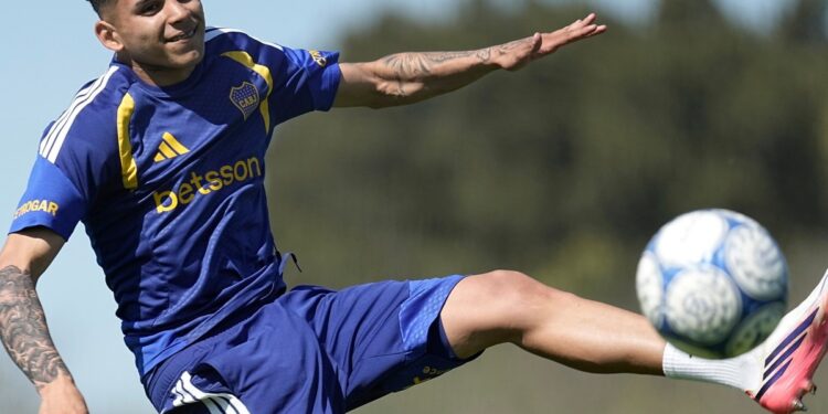 Leonel Flores volvió a Boca tras la semana con la Selección: la disyuntiva en el 11 vs. Racing