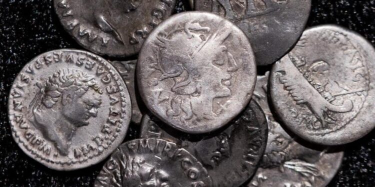 Un arqueólogo aficionado halló en Alemania el mayor tesoro de monedas romanas de plata