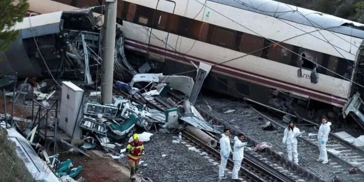 LO ÚLTIMO EN ESPAÑA: CÓMO FUE EL CHOQUE DE DOS TRENES DE MÁXIMA VELOCIDAD. AL MENOS 68 MUERTOS Y DECENAS DE HERIDOS