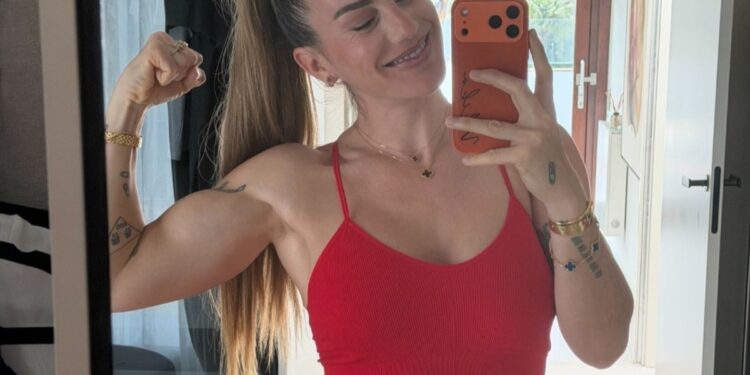 Vikika Costa, entrenadora: «Puedes ganar mucha fuerza entrenando con tu cuerpo, pero cuando el objetivo es desarrollar fuerza máxima, las pesas suelen facilitar el trabajo»