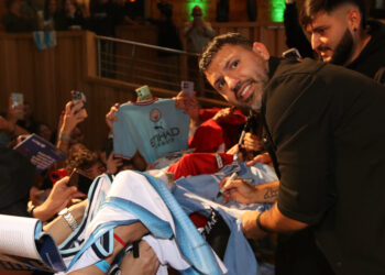 El Kun Agüero con Olé: el mensaje a Messi para su despedida, la curiosa charla de presentación con Leo y más…