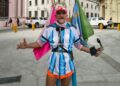 UNA TRAVESÍA SOLIDARIA: Distinguen al atleta que recorre el país contra el cáncer de mama