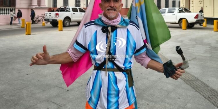 UNA TRAVESÍA SOLIDARIA: Distinguen al atleta que recorre el país contra el cáncer de mama