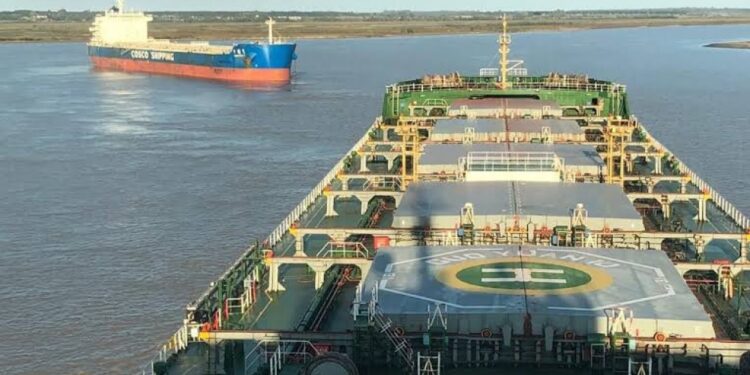 CORRIENTES: Buque varado en el río: Prefectura dio recomendacion de navegación
