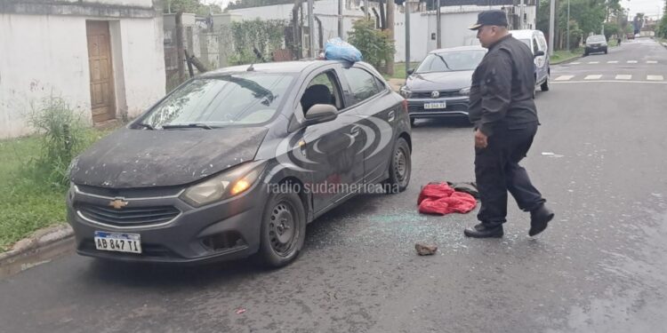 CORRIENTES CAPITAL: Destrozaron el vidrio de un auto para robar: una mujer detenida