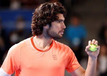 Alcaraz sufrió, ganó una dura semifinal y jugará su cuarta final del año en Tokio