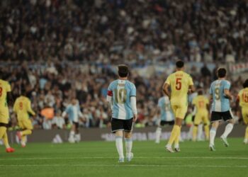 EN EL MONUMENTAL: El emotivo minuto 10 en la despedida de Lionel Messi: ovación y lágrimas