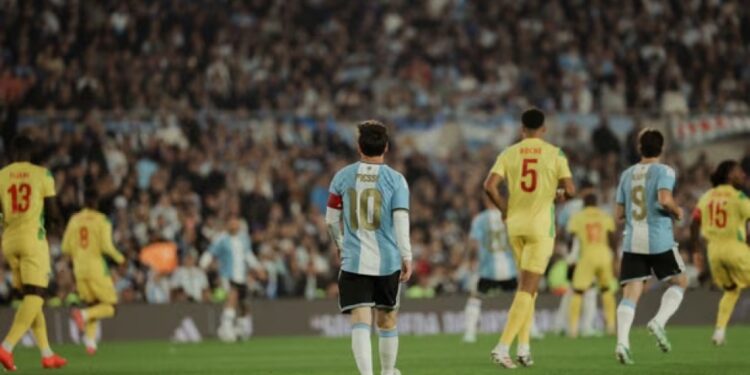 EN EL MONUMENTAL: El emotivo minuto 10 en la despedida de Lionel Messi: ovación y lágrimas