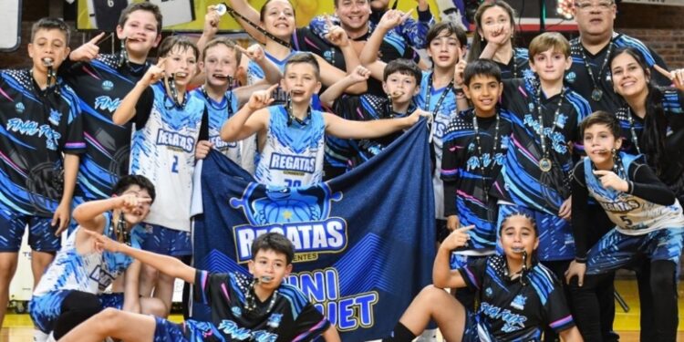 ORGULLO CORRENTINO: Regatas campeón de La Liga Federal Formativa de Mini Mixto
