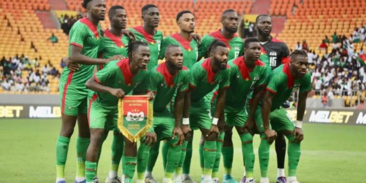 EN EL MONUMENTAL: El plantel de Burkina Faso aterrizó en Ezeiza y esta noche enfrentará a la Selección