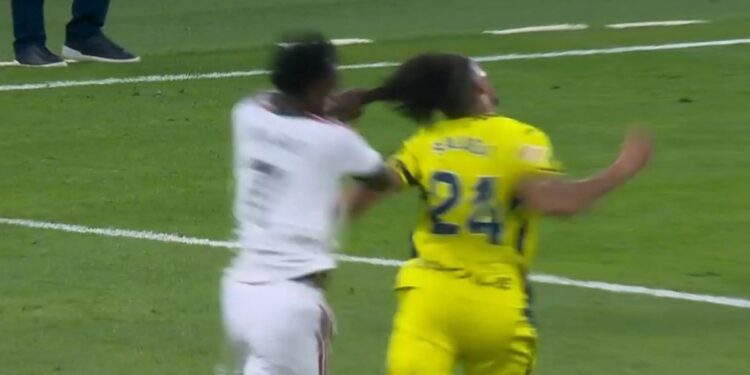 Insólito: le anularon un gol a Real Madrid y expulsaron a Vinicius por ¡un tirón de pelo!