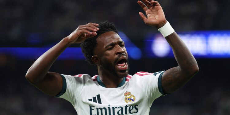 Los audios del VAR del partido entre el Real Madrid y Villarreal sobre la expulsión de Vinicius: “Una potencial conducta violenta”
