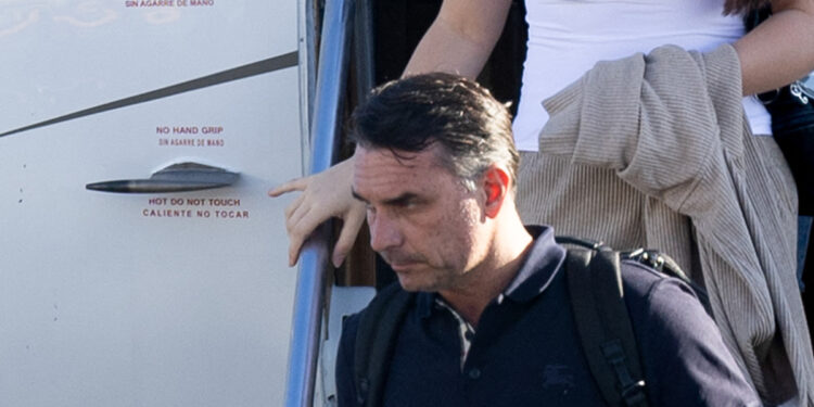 La justicia federal le ordenó al gobierno que preserve las imágenes de la salida del país de Flávio Bolsonaro