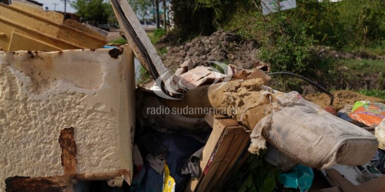 CIUDAD DE CORRIENTES: No aprendemos más: arrojaron basura de todo tipo en una esquina