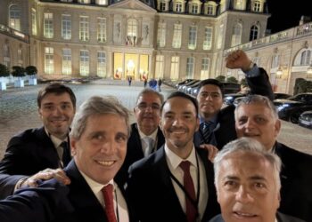 ARGENTINA WEEK: La selfie de Caputo en París junto a Valdés y varios gobernadores