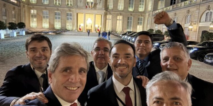 ARGENTINA WEEK: La selfie de Caputo en París junto a Valdés y varios gobernadores