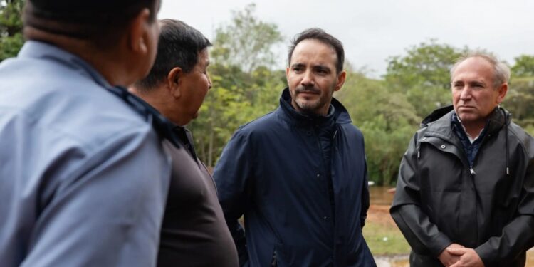 EMERGENCIA HÍDRICA: El Gobernador recorrió zonas inundadas y coordina asistencia a familias