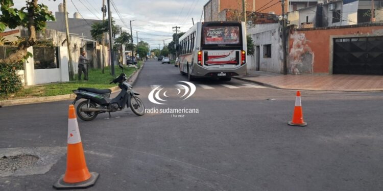 BARRIO VÍCTOR COLAS: Motociclista circulaba en contramano y chocó contra un colectivo