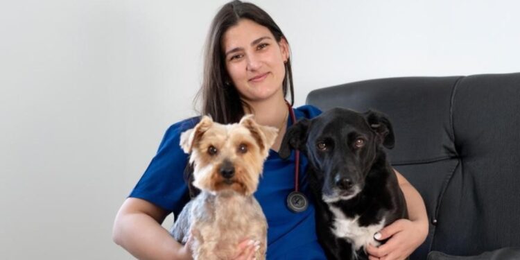 Alessia Saguato, veterinaria experta en medicina integrativa: “Vemos normal gastar en un móvil de última generación, pero no pagar un tratamiento veterinario para nuestro perro”