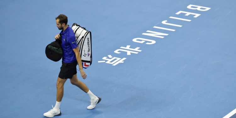 Le pegó un pelotazo a un espectador y fue descalificado ante Novak Djokovic: el momento de furia de Daniil Medvedev
