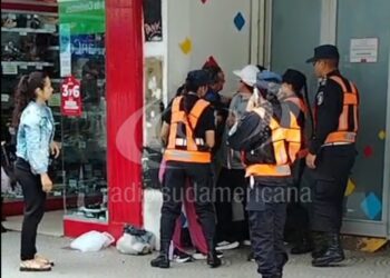 ESCÁNDALO EN EL MICROCENTRO: Una presunta «infidelidad» desató feroz pelea en plena Peatonal Junín