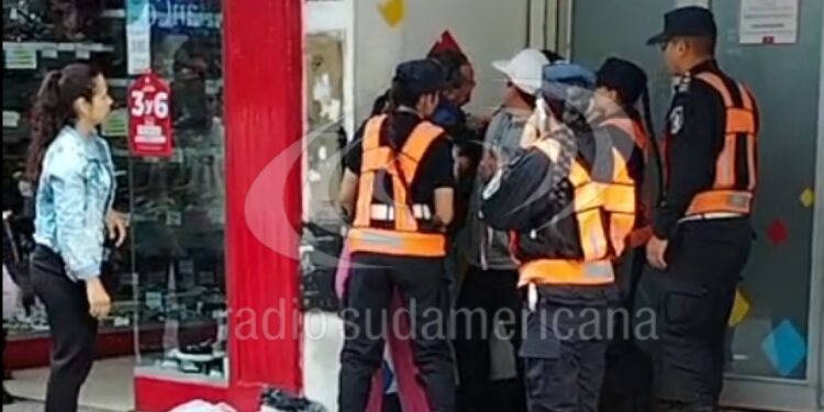 ESCÁNDALO EN EL MICROCENTRO: Una presunta «infidelidad» desató feroz pelea en plena Peatonal Junín