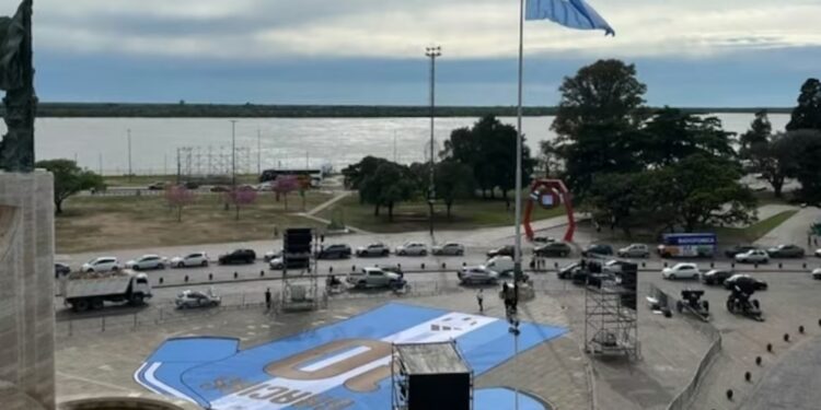 EN EL MONUMENTO A LA BANDERA: Una camiseta gigante: el homenaje a Lionel Messi en Rosario