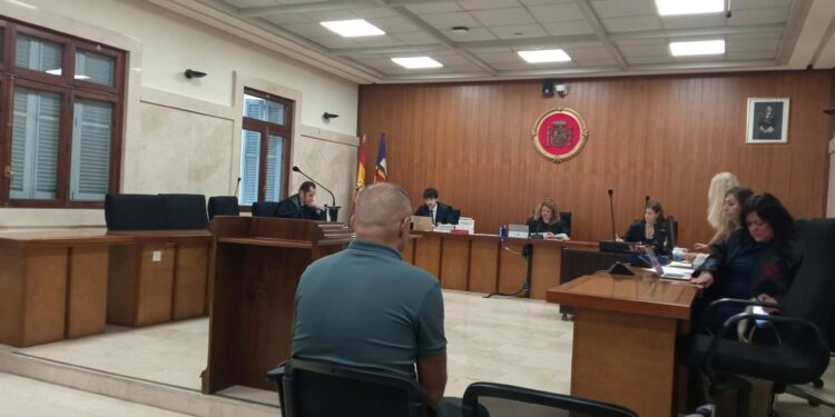 Un hombre niega haber violado a su pareja pero reconoce que le miró los genitales para ver si había estado con otros