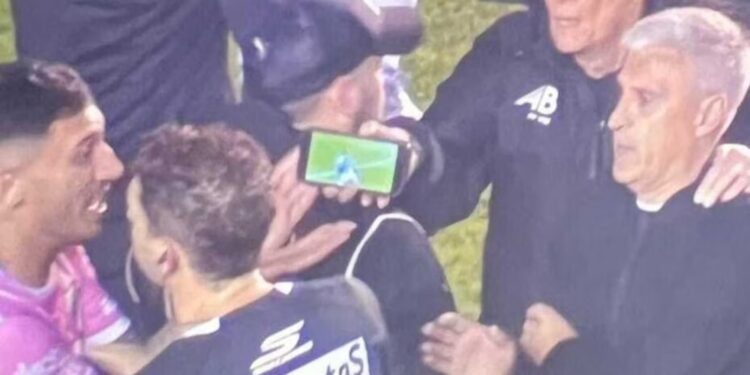CELUVAR EN EL FÚTBOL ARGENTINO : Cobró un penal inexistente, se lo mostraron en el teléfono y se rectificó