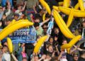 Por qué los hinchas del City exhibieron bananas inflables ante Liverpool