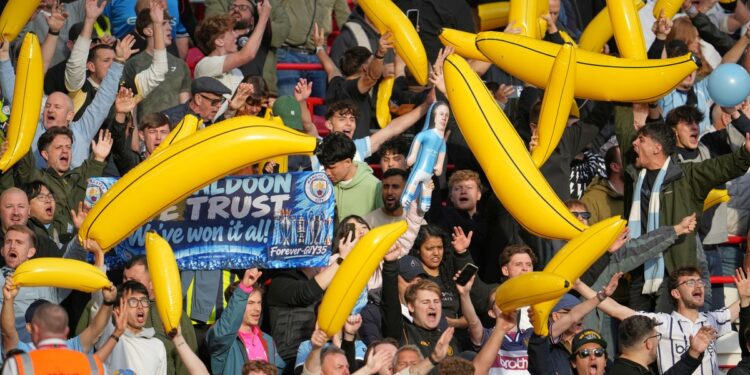 Por qué los hinchas del City exhibieron bananas inflables ante Liverpool