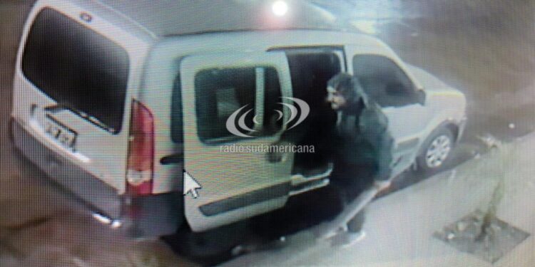 VIDEO: Delincuente rompió el vidrio de un auto y robó objetos de su interior
