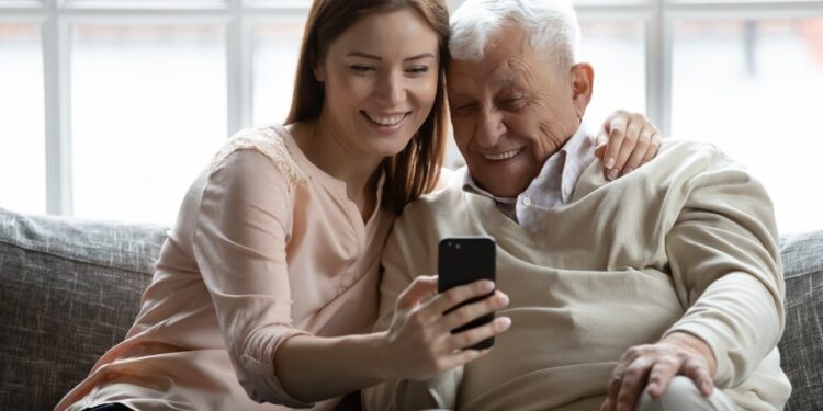 DERECHOS EN LAS NUEVAS ERAS: Adultos mayores y tecnologías: «Hay que hacer más amigable el acceso a los derechos»