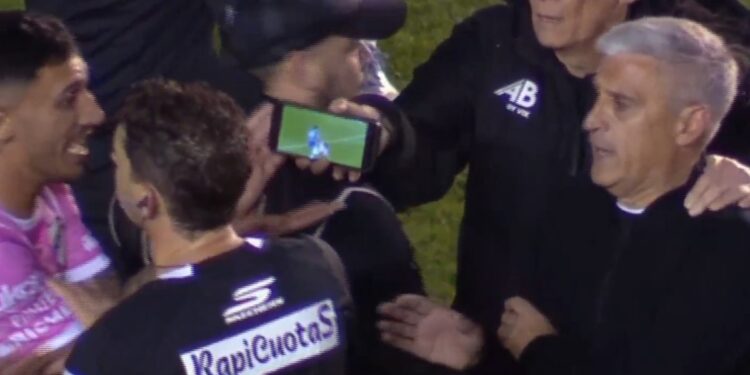 Video de un escándalo: Lamolina anuló un penal porque los de All Boys le mostraron un video