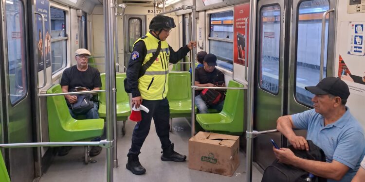 Abandonan paquete sospechoso en vagón del Metro y policías descubren que se trataba de churros