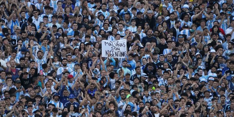 Los insultos a Chiqui Tapia en el Monumental y el rol de la barra de River