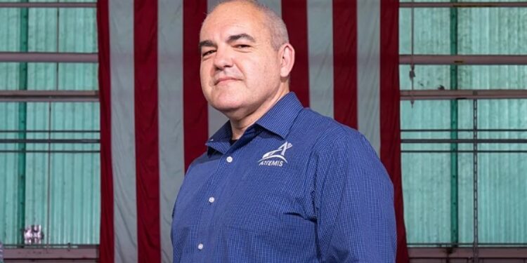 Carlos García-Galán, director del programa Base Lunar de la NASA, sobre vivir en la Luna: “Sin atmósfera, al Sol puedes estar a unos 120º y en las zonas de sombra bajar a unos 210º bajo cero»