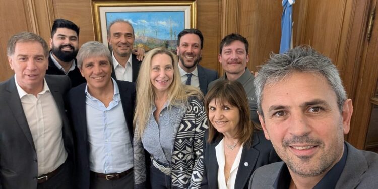 Con el riesgo país por encima de los 700 puntos, Karina Milei y Luis Caputo contaron los votos antes de una sesión clave en el Congreso