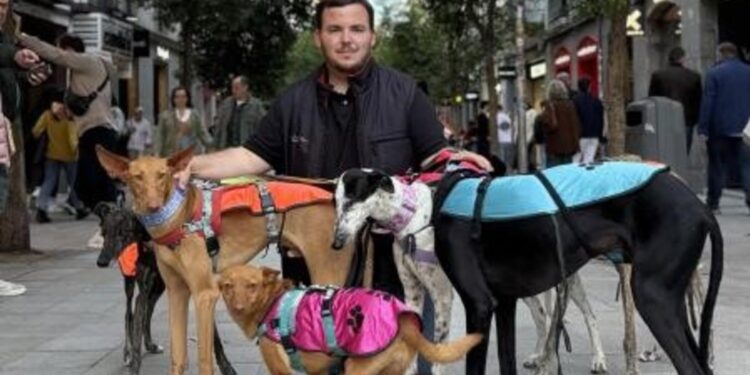 Fran Díaz, rescatista y creador de la Fundación Animal Rescue: «Siempre digo que tengo una especie de imán porque, vaya donde vaya, termino encontrándome animales que necesitan ayuda»