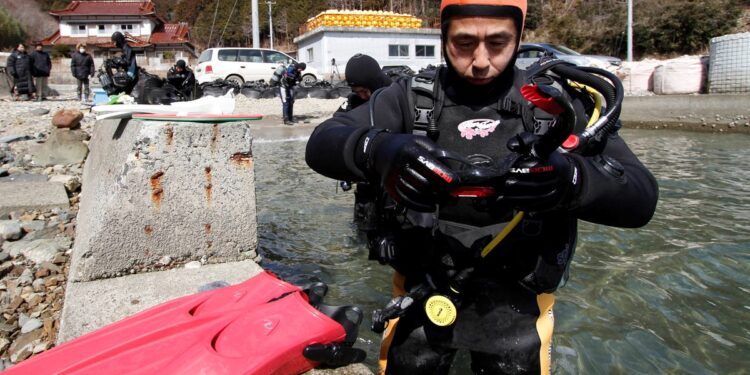 Su esposa fue arrastrada por un tsunami y él lleva años buceando para sentirla cerca: «Es como ir a reunirme con ella»