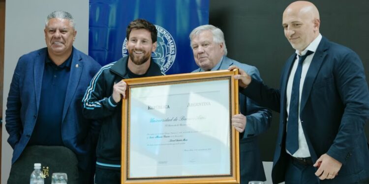 A HORAS DE SU DESPEDIDA: Messi recibió el doctorado Honoris Causa de la UBA: «Es un orgullo»