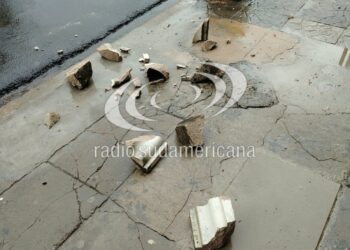 EN PLENO CENTRO DE LA CAPITAL: Peligro en la vereda: cayeron trozos de mampostería desde un segundo piso