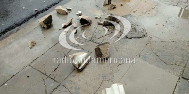 EN PLENO CENTRO DE LA CAPITAL: Peligro en la vereda: cayeron trozos de mampostería desde un segundo piso