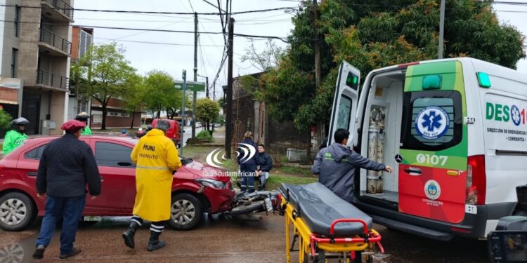 GOBERNADOR CONTTE Y LAVALLE: Corrientes: una moto quedó debajo de un auto tras choque con un auto
