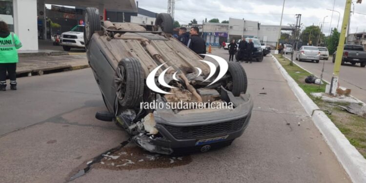 TACUARÍ Y AV. CAZADORES CORRENTINOS: Corrientes: volcó su auto y dio positivo en el test de alcoholemia