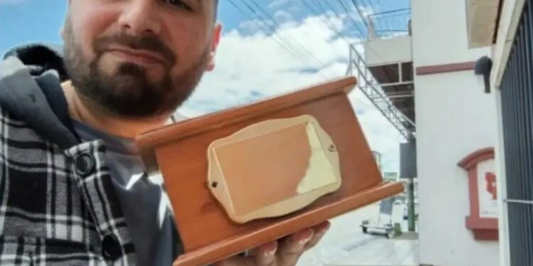 WHATSAPP: Se sacó una selfie con la urna funeraria de su mamá, la tiró al chat de hermanos y se descontroló todo