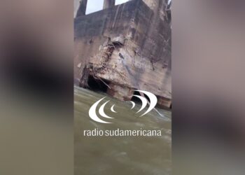 UN PELIGRO: Barcaza chocó y rompió parte de las bases del puente Gral. Belgrano